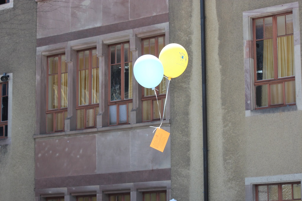 Luftballonaktion beim Schulfest