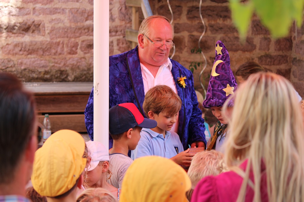 Zauberer beim Schulfest